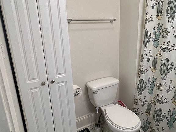 5th image of 1008 Kenilworth Ave APT 2