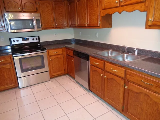 4 bed, 2.0 bath, 2033 sqft, $2,170 — Photo 3