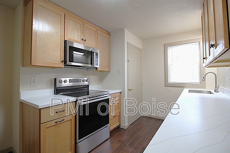 1st image of 2113 E Oak St
