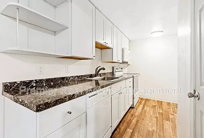 2 bed, 1.0 bath, 863 sqft, $1,350 — Photo 2