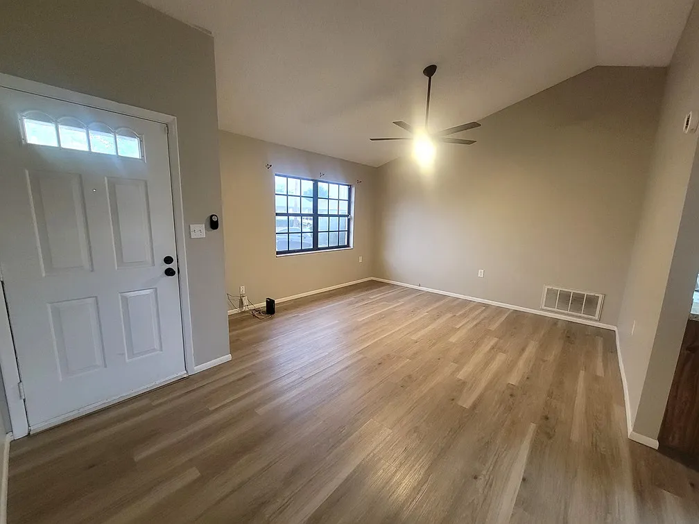 2 bed, 872 sqft, $1,550 — Photo 2