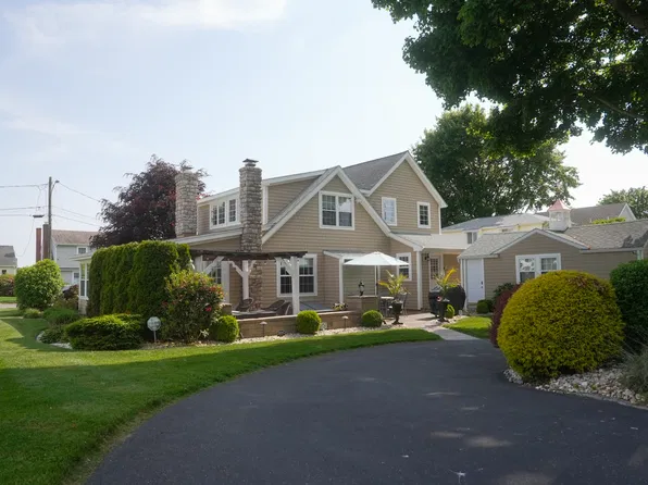 4 Mohican Rd W, Westbrook, CT 06498
