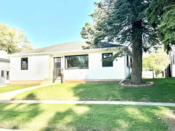 106 Sycamore St, La Porte City, IA 50651