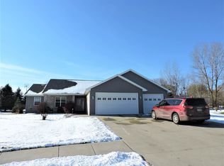 612 Julius Ct, Omro, WI 54963