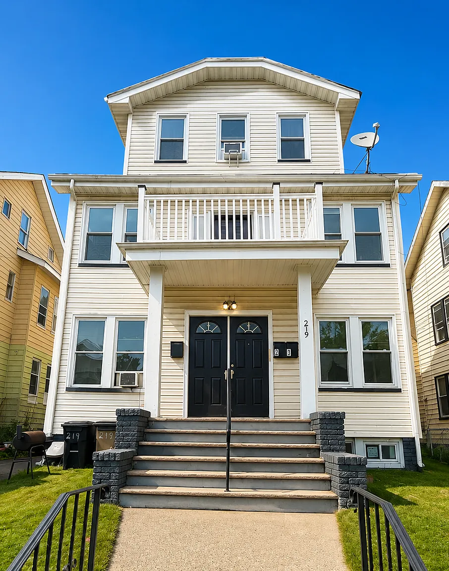 4 bed, $2,700 — Photo 2