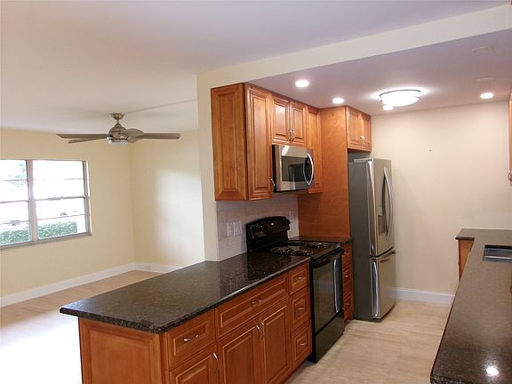 4th image of 2401 Antigua Circle #J1