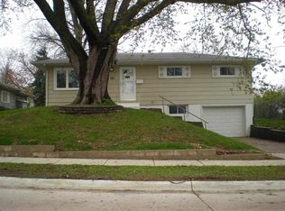 705 27th St, Bettendorf, IA 52722