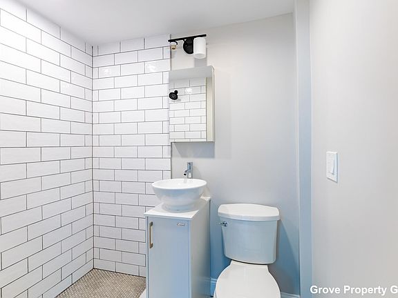 5th image of 466 E 7th St #1
