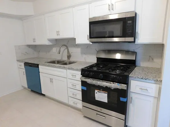 141 Gregory St APT 8, Aurora, IL 60504