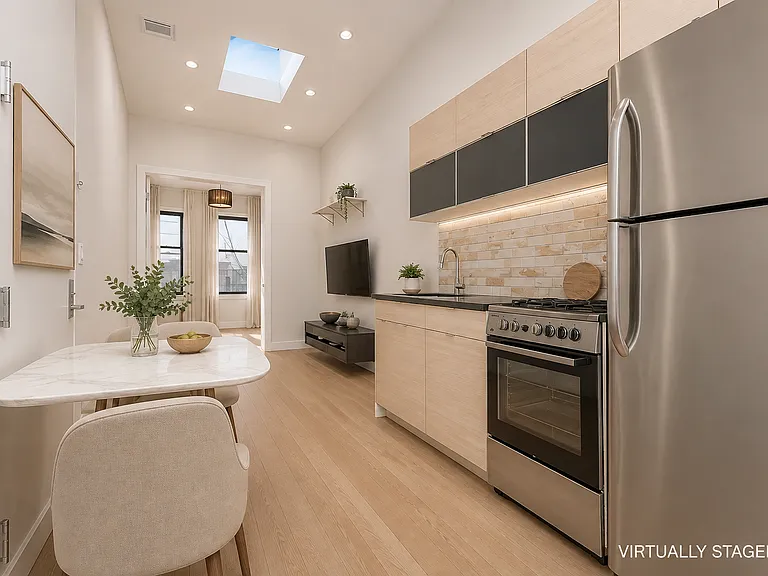 248 Melrose St #3R — Photo 2