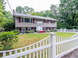 543 Essex Rd, Westbrook, CT 06498