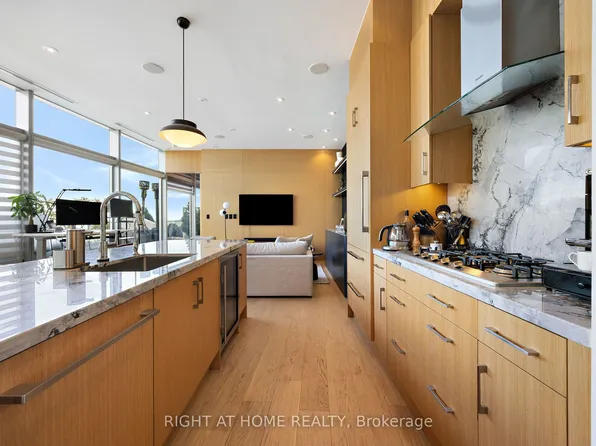 39 Queens Quay E, Toronto, ON