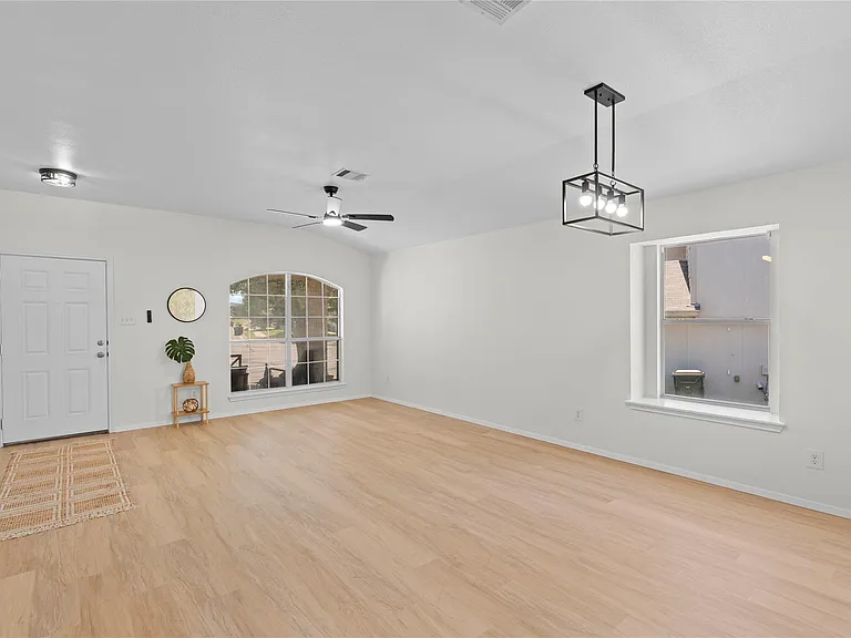 406 Covent Dr — Photo 4