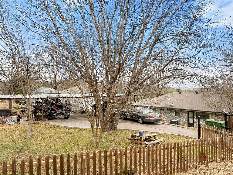 2708 Cedarhill St — Photo 16