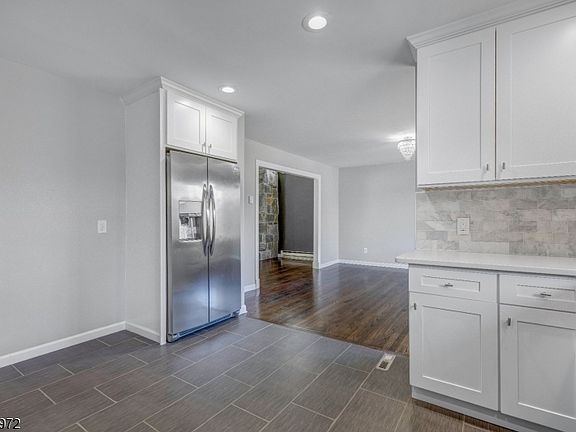 5th image of 49 Laurel Ave