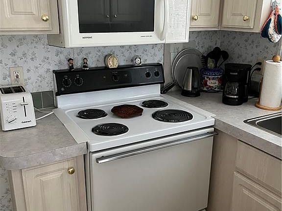 4th image of 44 Windward Dr