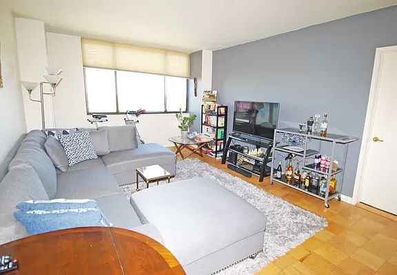 3rd image of 27010 Grand Central Pkwy APT 24M