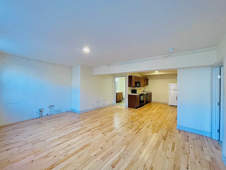 191 College St #303 — Photo 19