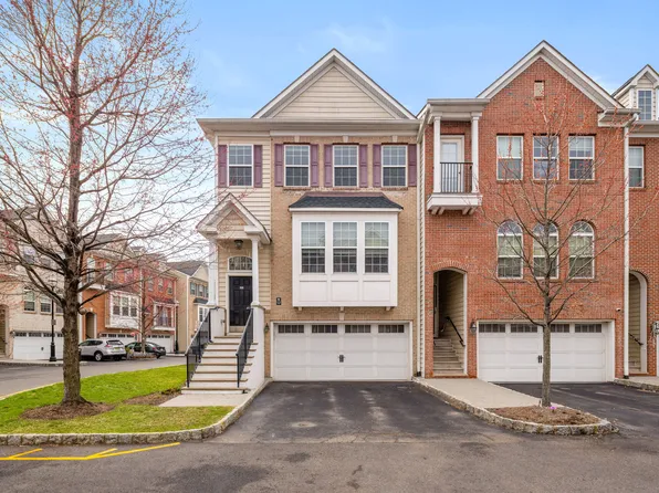 25 Creekside Ct, Secaucus, NJ 07094