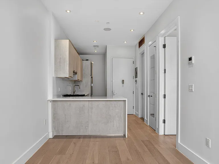 1129 Halsey St #4R — Photo 1