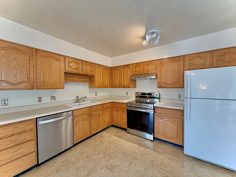 1080 E Elgin Ave — Photo 11