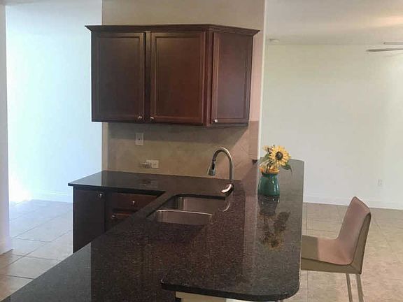 3rd image of 414A S Willow Ave