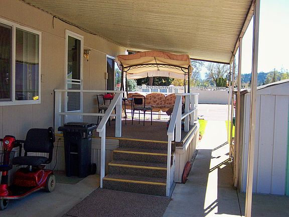 Deck off of kitchen
