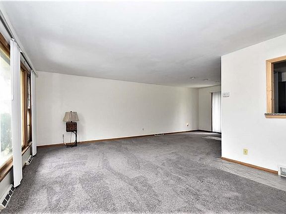 3rd image of 3814 Meadowbrook Blvd