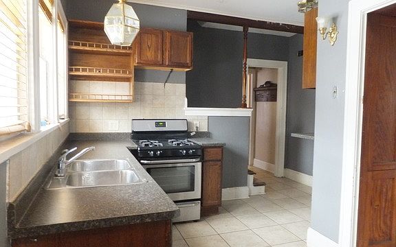 4th image of 821 Ashland Ave