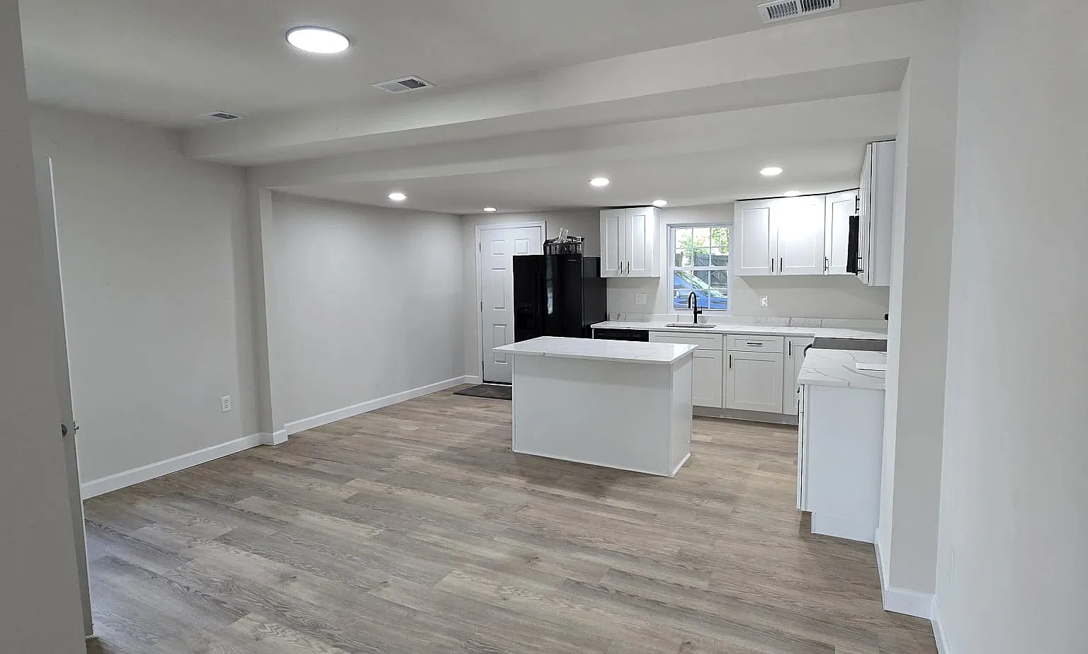 2 bed, 1.5 bath, 1933 sqft, $1,699 — Photo 2