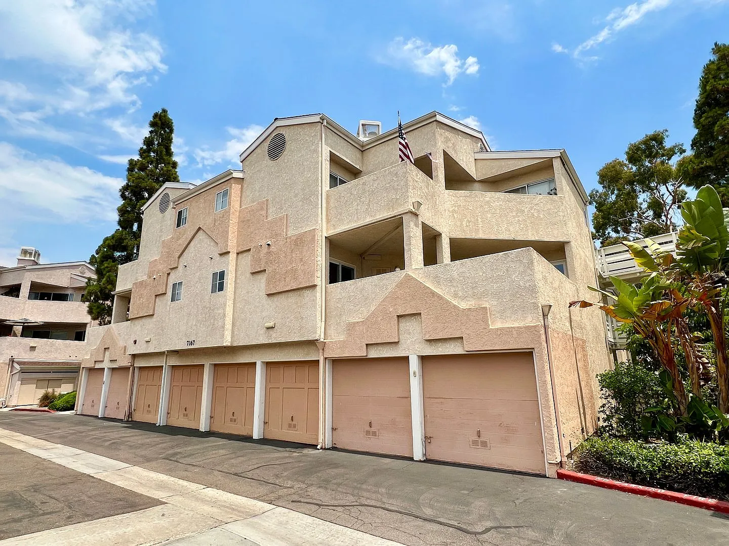 Beautiful 2 Bedroom, 2 Bath Condo in Fashion Hills — Photo 1