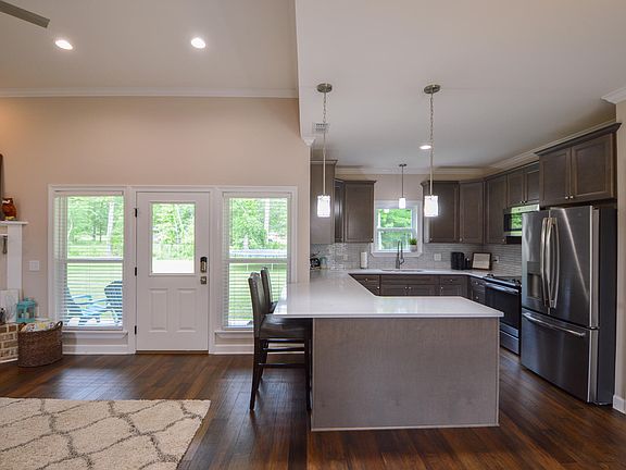 5th image of 46 Lenox Dr