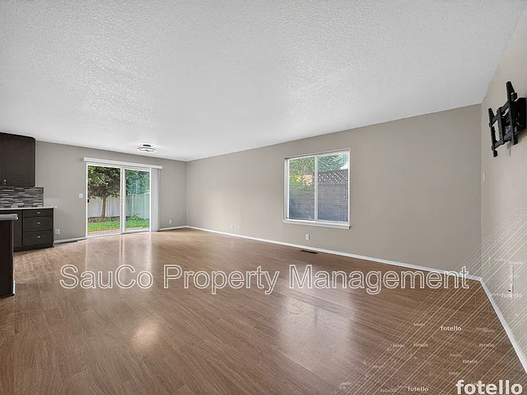 661 NW Connell Ave — Photo 7