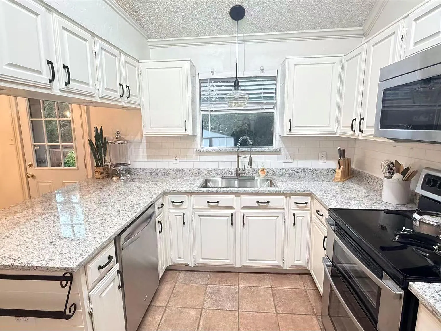 4 bed, 1751 sqft, $2,500 — Photo 2