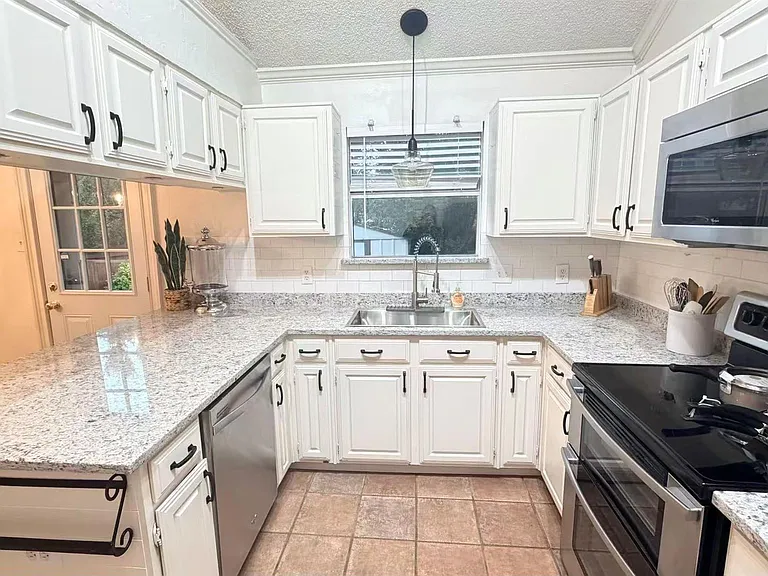 1121 Holly Dr — Photo 7