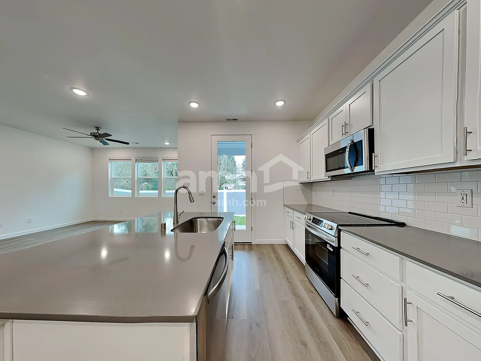 4 bed, 2.5 bath, 1967 sqft, $3,125 — Photo 4