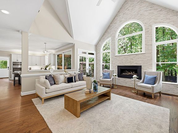 5th image of 305 Southglen Dr