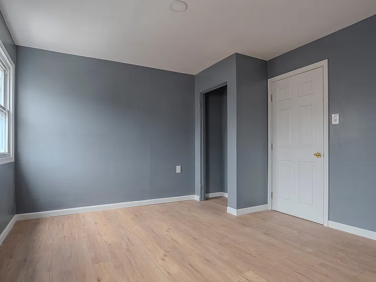 662 Salem Ave — Photo 9