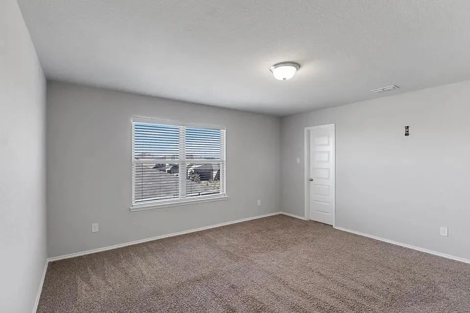 5 bed, 2.5 bath, 2598 sqft, $4,000 — Photo 4