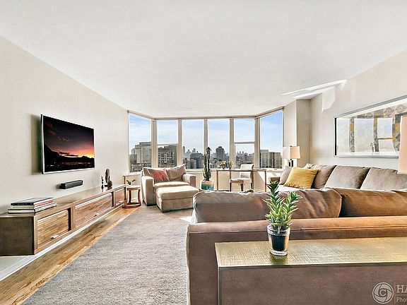 3rd image of 525 W Hawthorne Pl APT 2401
