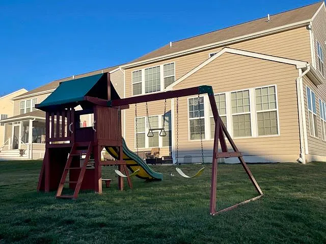 674 Empire Dr — Photo 3