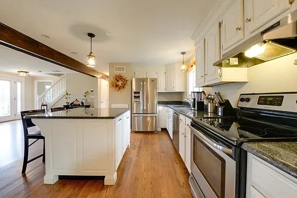 4 bed, 2622 sqft, $4,000 — Photo 3