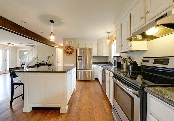 3rd image of 39 Fort Hill Rd