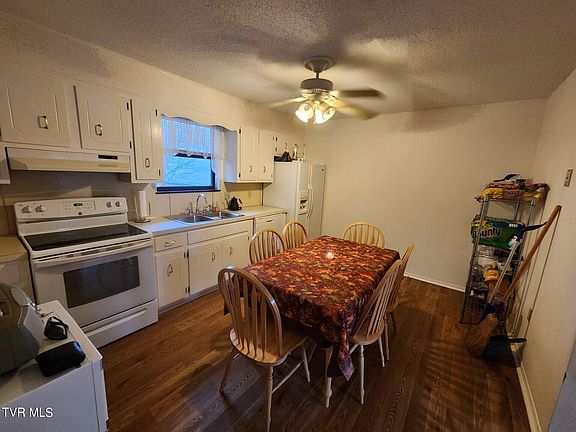 4th image of 104 Castle Ave