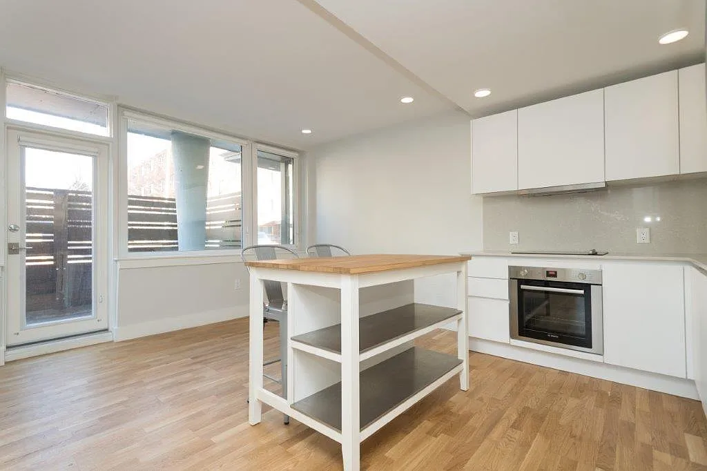 3 bed, 844 sqft, $4,600 — Photo 3