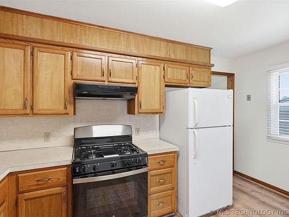 2nd image of 315 W 40th St S