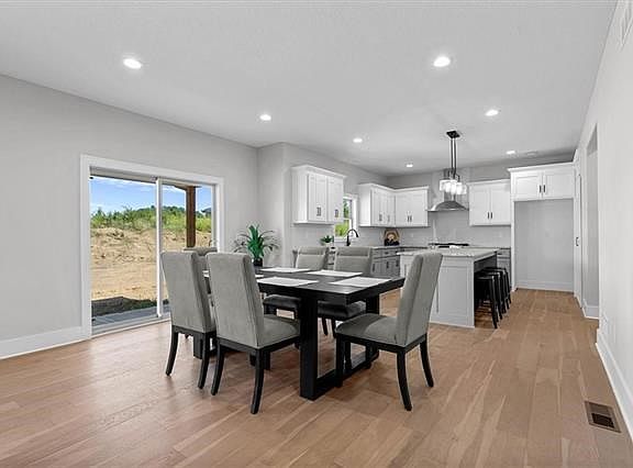3rd image of 622 NE Lone Hill Dr