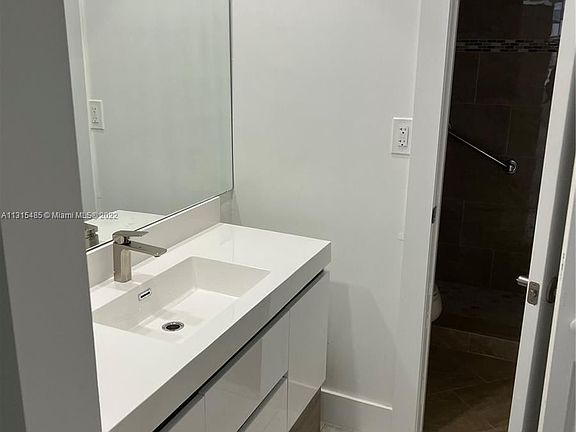 5th image of 16710 NE 9th Ave APT 409