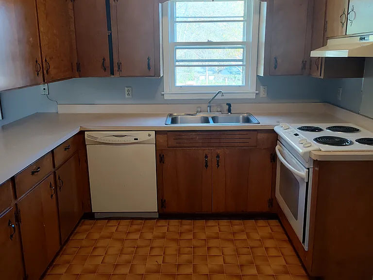 2011 Evergreen Dr — Photo 2