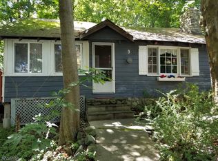 9 Alturas Rd, Highland Lakes, NJ 07422